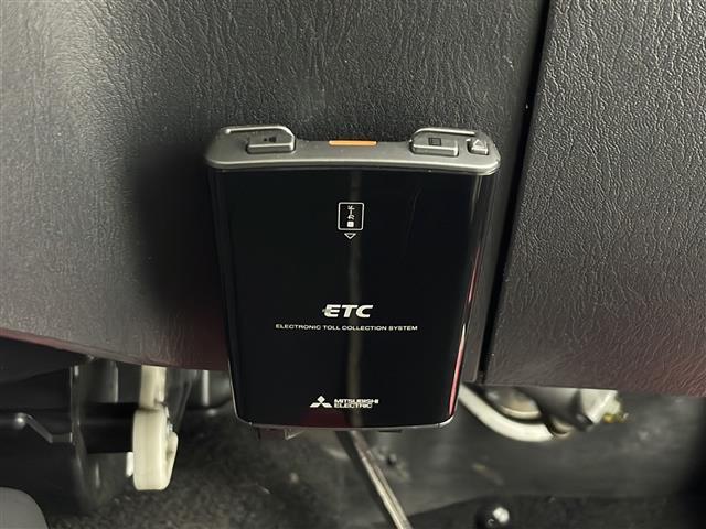 【ETC】有料道路を利用する際に料金所で停止することなく通過できる、ETC車載器（ノンストップ自動料金収受システム機器）が装備されています。セットアップを行うことで利用可能になります。