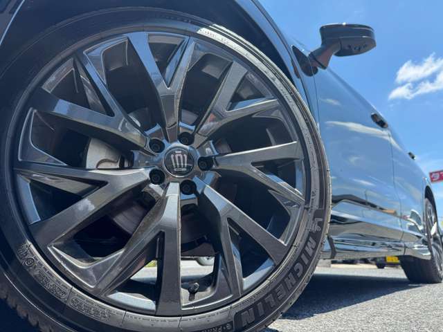 235/45R21タイヤ＆21×8.5Jアルミホイール（ダークグレーメタリック塗装）＆センターオーナメント