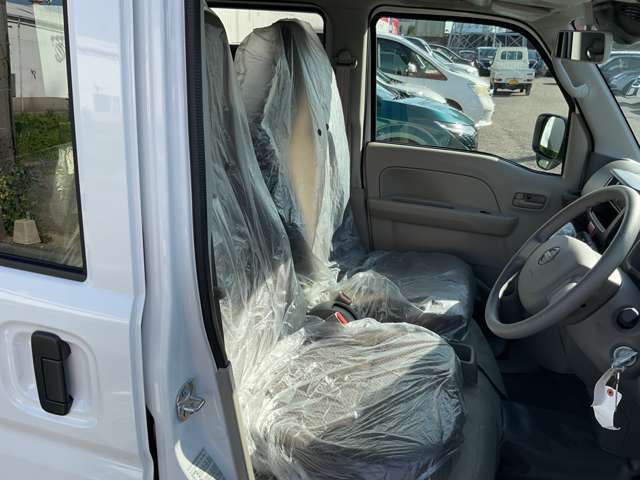 運転席も広々、ドライブも楽しめますね♪実際お座りいただくのが、分かりやすいと思います。お気軽にご来店ください！