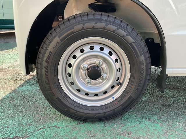 シンプルデザインの純正スチールホイールになります。