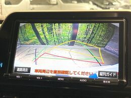 【バックカメラ】駐車時に後方がリアルタイム映像で確認できます。大型商業施設や立体駐車場での駐車時や、夜間のバック時に大活躍！運転スキルに関わらず、今や必須となった装備のひとつです