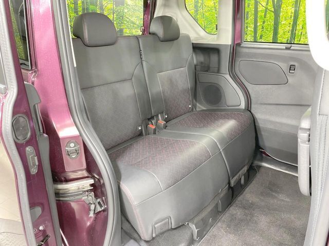後部座席も気になるようなキズ・汚れやへたり等、大きなダメージはなく、良好な状態です。