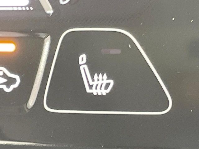 【シートヒーター】寒い日に重宝するシートヒーター！エアコンより早く温まってくれるので寒がりの人も安心ですね♪エアコンの温風は乾燥するから苦手、という方にもをおすすめです。