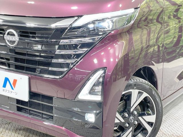 【LEDヘッドライト】悪天候や夜間走行時も良好な視界を確保し安心して運転できる高輝度LEDヘッドライトを装備！点灯速度が早く、消費電力も抑えられています。