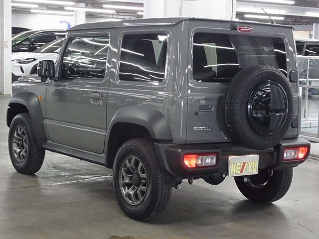 雨が降ってもゆったりと車選びができる全天候型立体展示場！エスカレーター完備！