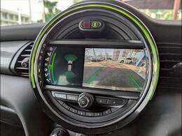 【バックカメラ】装備。後方確認に役立ち、楽々駐車やバックをしていただけます。