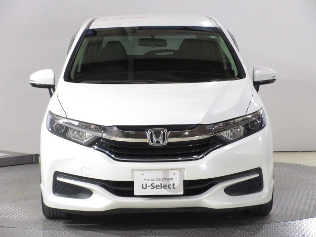 フロントグリルとヘッドライトを一体的に造形することで、Hondaのデザイン「ソリッド・ウイング・フェイス」が、ワイドで先進的なイメージを強調しています。