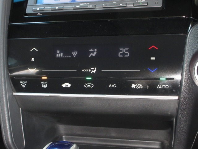 操作部に静電式タッチパネルを採用したフルオート・エアコンディショナー。Honda インターナビ同様、スマートフォン感覚の直感操作を実現しています。