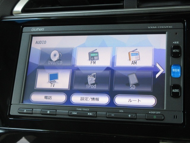 ナビゲーションはギャザズメモリーナビ（VXM-174VFXi）を装着しております。AM、FM、CD、DVD再生、Bluetooth、フルセグTVがご使用いただけます。初めて訪れた場所でも安心ですね！