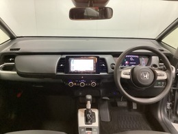 車内は光触媒抗菌消臭施工済です。インパネ周りはスタイリッシュなデザインで機能や装備も充実しています。グローブボックスやカップホルダーのほかにトレーなどたくさんの収納スペースが付いています。