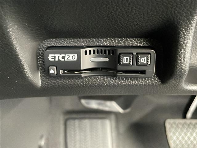 【ETC】有料道路を利用する際に料金所で停止することなく通過できる、ETC車載器（ノンストップ自動料金収受システム機器）が装備されています。セットアップを行うことで利用可能になります。