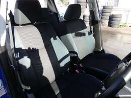 外装の仕上げ工程は、高圧洗浄、業務用洗浄剤洗車、鉄粉除去剤施工、タール除去粘土施工、業務用コンパウンドにてポリッシャー（機械）磨き、ヘッドライト磨き、業務用仕上げ剤にて仕上げ磨き、仕上げポリマーコート