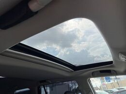 【サンルーフ】開放感たっぷりの希少装備、サンルーフが装着されています！車内に明かりを取り入れたり景色を楽しむ以外にも、車内の空気も簡単に換気できて快適です！