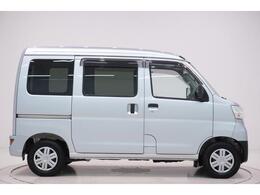 県内13店舗にて常時500台以上ダイハツ車を展示中です。見て、触って、納得のいく一台をぜひ見つけてください。