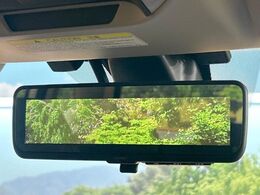 【スマートリヤビューミラー】後席の大きな荷物や同乗者で後方が確認しづらい時でも安心！カメラが撮影した車両後方の映像をルームミラー内に表示。クリアな視界で状況の確認が可能です！
