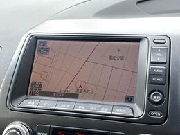 【メーカー純正ナビ】インテリアに溶け込むスタイリッシュな「専用設計」メーカーナビを装備♪視認性や操作性など基本性能にも優れ、より上質なカーライフをお楽しみいただけます。