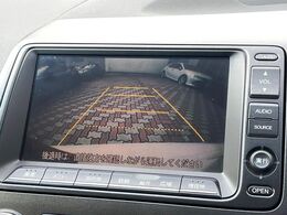 【バックカメラ】駐車時に後方がリアルタイム映像で確認できます。大型商業施設や立体駐車場での駐車時や、夜間のバック時に大活躍！運転スキルに関わらず、今や必須となった装備のひとつです！