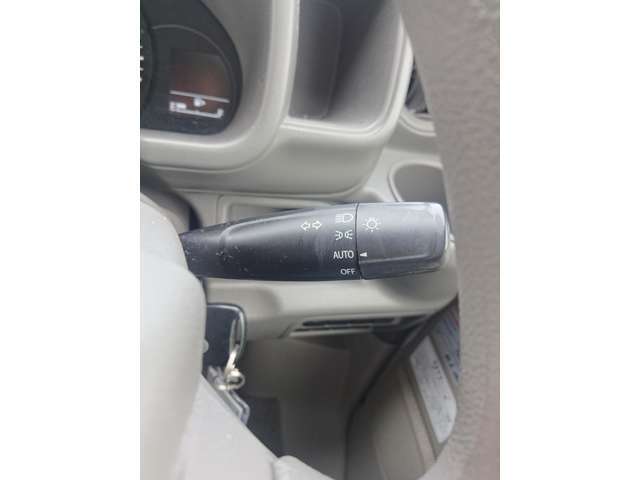 ヘッドライトディマースイッチです。AUTO（オート）に設定できるため夜間走行時に自動でライトが点灯してくれるので安心です。