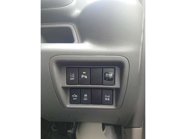 セカンドギヤ発進、コーナーセンサー、などのスイッチ類はハンドル右下についております。