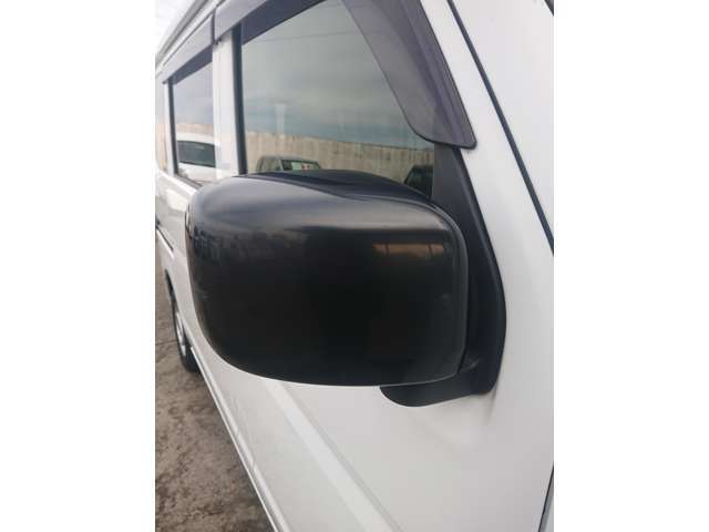 特別仕様車なので厚みのあるミラーが標準装備されております。