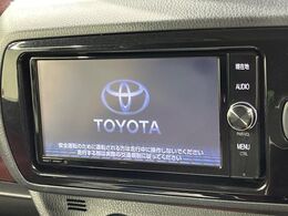 【純正ナビ】人気の純正ナビを装備しております。ナビの使いやすさはもちろん、オーディオ機能も充実！キャンプや旅行はもちろん、通勤や買い物など普段のドライブも楽しくなるはず♪