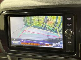 【バックカメラ】駐車時に後方がリアルタイム映像で確認できます。大型商業施設や立体駐車場での駐車時や、夜間のバック時に大活躍！運転スキルに関わらず、今や必須となった装備のひとつです！