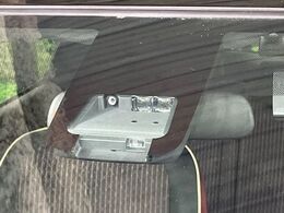【トヨタセーフティセンス】走行中に前方の車両等を認識し、衝突しそうな時は警報とブレーキで衝突回避と被害軽減をアシスト。より安全にドライブをお楽しみいただけます。
