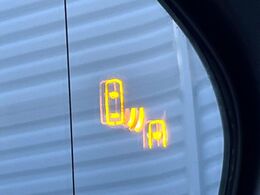 【ブラインドスポットモニター】走行中、ドアミラーの死角になりやすい箇所に後続車が接近するとサイドミラーのレンズに警告を表示！ドライバーに注意喚起をしてくれます。