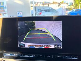 【バックカメラ】駐車時に後方がリアルタイム映像で確認できます。大型商業施設や立体駐車場での駐車時や、夜間のバック時に大活躍！運転スキルに関わらず、今や必須となった装備のひとつです！