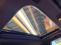 【サンルーフ】開放感たっぷりの希少装備、サンルーフが装着されています！車内に明かりを取り入れたり景色を楽しむ以外にも、車内の空気も簡単に換気できて快適です！