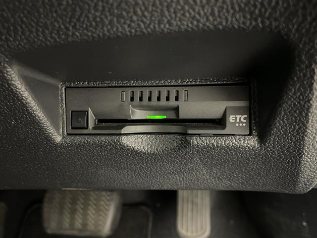 【ETC】有料道路を利用する際に料金所で停止することなく通過できる、ETC車載器（ノンストップ自動料金収受システム機器）が装備されています。セットアップを行うことで利用可能になります。