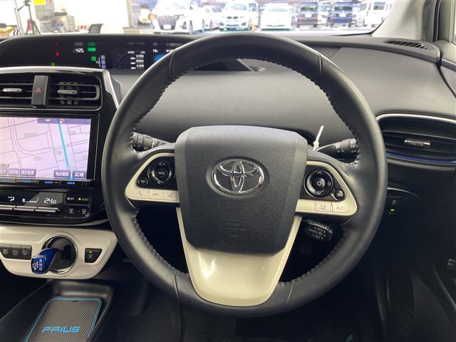 【ステアリング】軽い力で扱いやすいハンドルです。目立つ傷やスレなどなく綺麗な状態です！除菌プランいれていただくとさらに快適に！清潔なお車はお子様にも安心ですね！