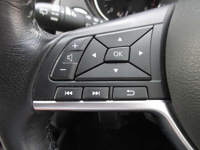 ステアリングスイッチ搭載！ハンドルひとつで手を離さなくても運転中視線をそらさなくても操作が出来て便利です♪