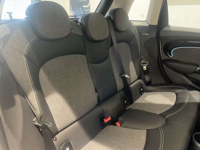 MINIを熟知したメカニックによる、360度での納車前点検。ドイツ本国と同様の教育・訓練を受けたBMW専門のメカニックが、360度によるポイントを徹底的に点検、整備いたします。
