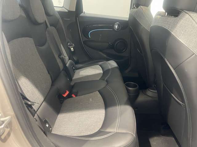 MINIを熟知したメカニックによる、360度での納車前点検。ドイツ本国と同様の教育・訓練を受けたBMW専門のメカニックが、360度によるポイントを徹底的に点検、整備いたします。