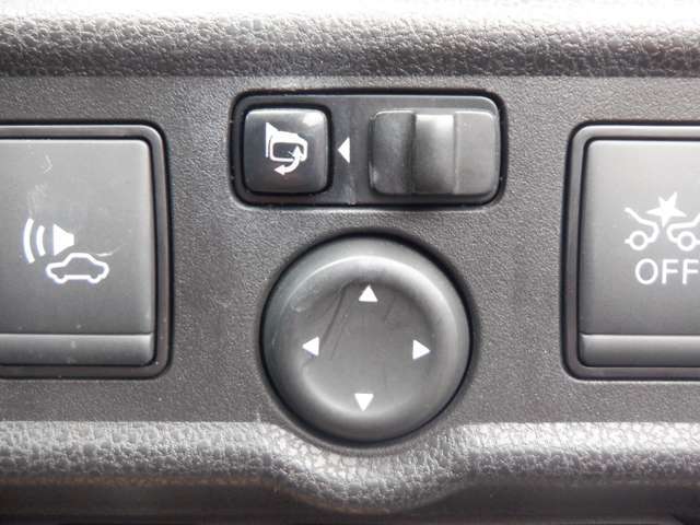 電動格納式ミラーなので、対向車などとのすれ違い時にも便利です。
