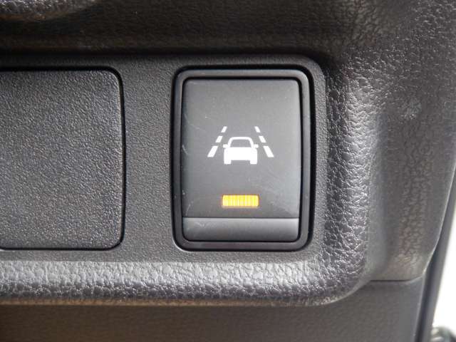 危険回避をアシストする、先進安全装備 車両逸脱警報。OFFスイッチがついていますので、必要に応じて使い分けができます！