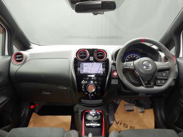 視界がよく、操作性にも優れた運転席まわり。とともに質感にも磨きをかけたインテリアデザイン！
