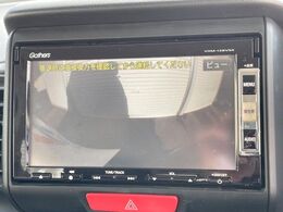 【バックカメラ】駐車時に後方がリアルタイム映像で確認できます。大型商業施設や立体駐車場での駐車時や、夜間のバック時に大活躍！運転スキルに関わらず、今や必須となった装備のひとつです！