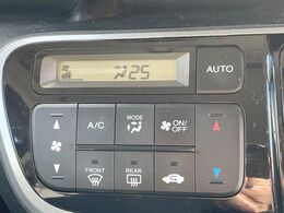 【オートエアコン】一度お好みの温度に設定すれば、車内の温度を検知し風量や温度を自動で調整。暑い…寒い…と何度もスイッチ操作をする必要はありません。快適な車内空間には必須の機能ですね♪