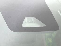 【スマートアシスト】走行中に前方の車両等を認識し、衝突しそうな時は警報とブレーキで衝突回避と被害軽減をアシスト。より安全にドライブをお楽しみいただけます。