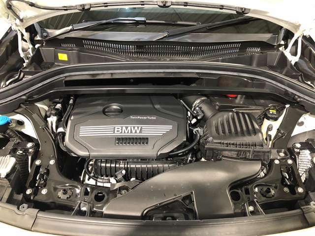 BMW 1.5L 直列3気筒ツインパワーターボ　ガソリンエンジン　：バルブトロニック（無段階可変バルブリフト）、ダイレクトインジェクションシステム、ダブルVANOS（吸排気無段階可変バルブタイミング）