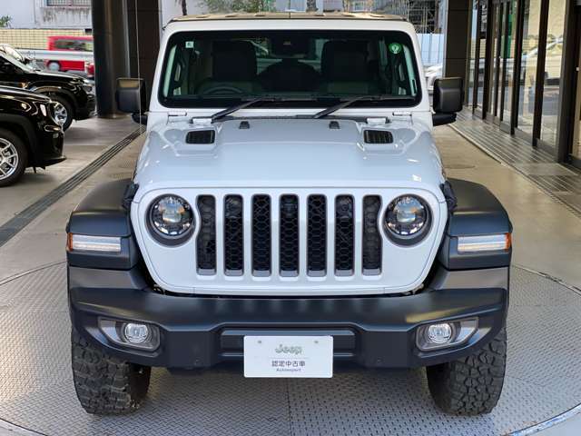 □■正面画像■□　Jeep専用のセブンスロットグリル。伝統のあるグリルで各年代を比べて見るのもおもしろいですよ！