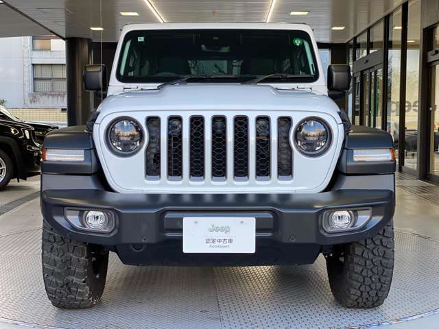 □■正面画像■□　Jeep専用のセブンスロットグリル。伝統のあるグリルで各年代を比べて見るのもおもしろいですよ！