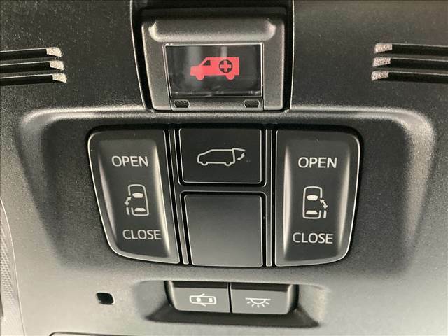 【両側電動スライドドア】運転席よりボタンひとつで開閉可能なスライドドアです。雨の日のお迎えの時など役立ちますね。