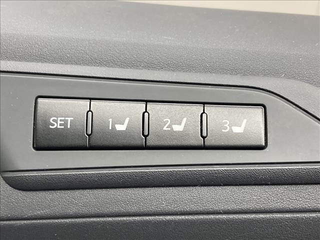 【メモリー機能付きパワーシート】細かな調整ができますので、お好みのシートポジションでメモリー。あとはボタンを押すだけでOKです。