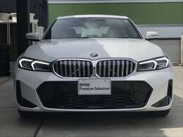 【BMWの伝統】BMWの特徴的な“キドニーグリル”は、80年以上続く伝統の形でございます。変わらないこだわりのデザインが、プレミアムブランド“BMW”を創り出します。