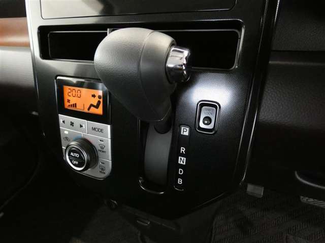 スムーズなシフトチェンジが可能なシフトレバー。
