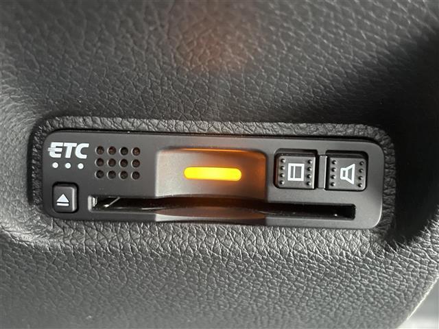 【ETC】有料道路を利用する際に料金所で停止することなく通過できる、ETC車載器（ノンストップ自動料金収受システム機器）が装備されています。セットアップを行うことで利用可能になります。