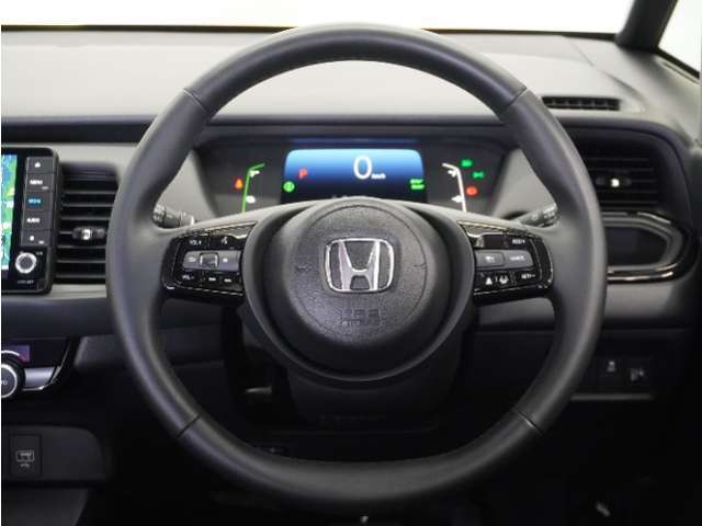 【Honda SENSING】 カメラ等装置で精度の高い検知能力を発揮、安全運転を支援します。ステアリング上のコントローラーに注目！